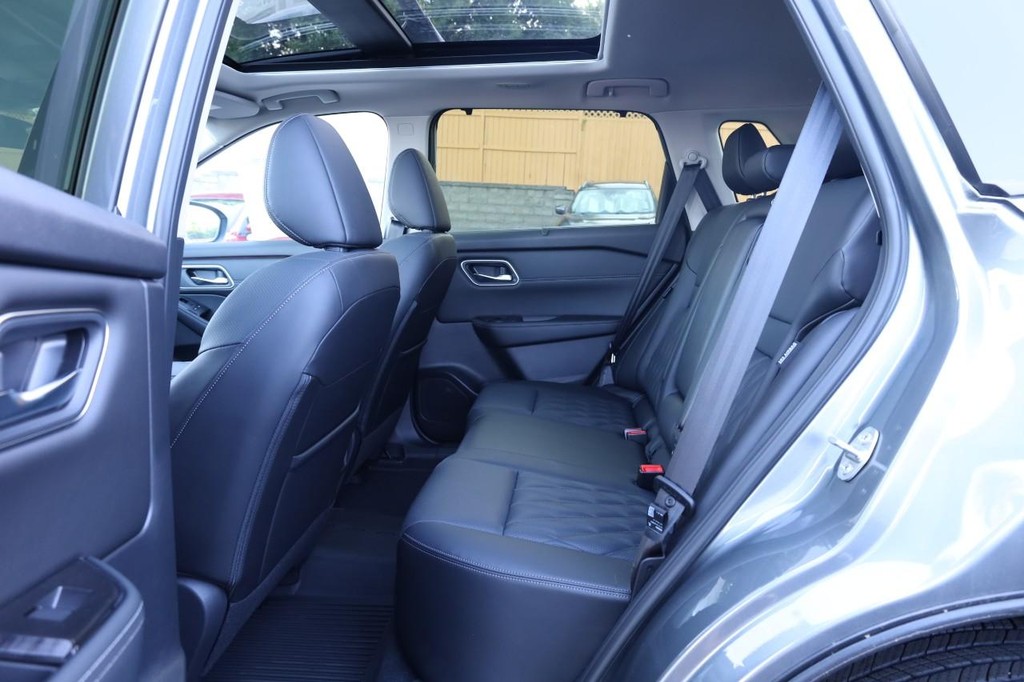 Nissan Rogue Vehicle Image 24
