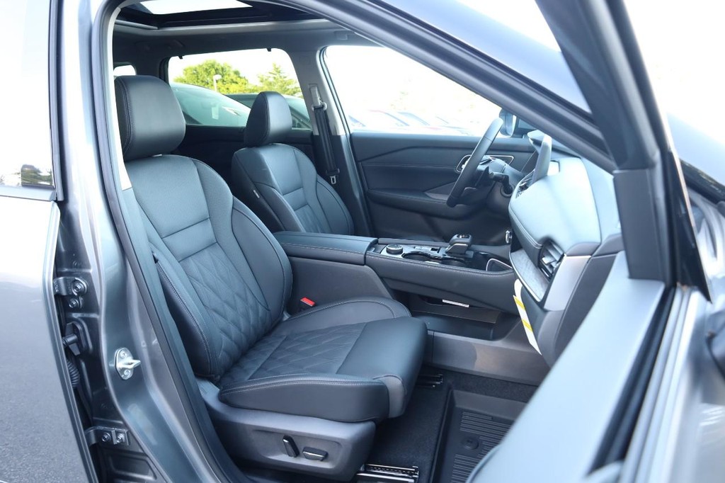 Nissan Rogue Vehicle Image 30