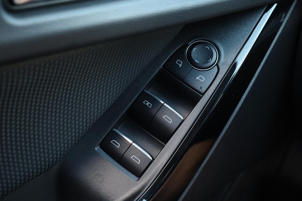 Chevrolet Equinox Vehicle Full-screen Gallery Image 18