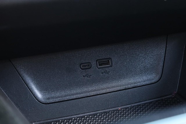 Chevrolet Equinox Vehicle Full-screen Gallery Image 16