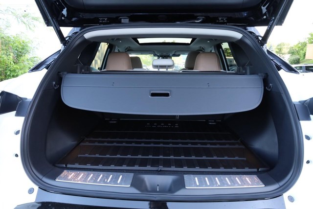 Nissan Murano Vehicle Full-screen Gallery Image 8