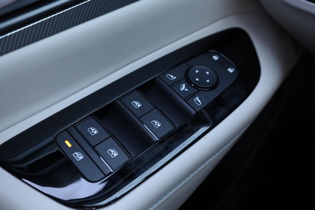 Nissan Murano Vehicle Full-screen Gallery Image 22