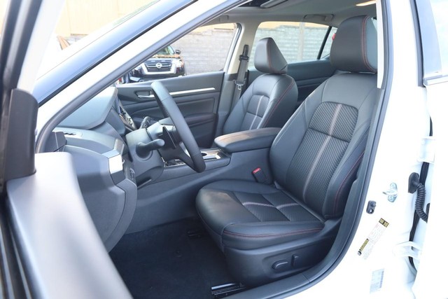 Nissan Altima Vehicle Image 08