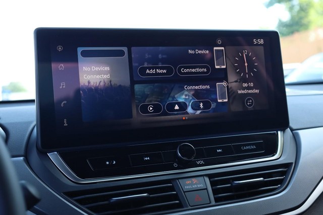 Nissan Altima Vehicle Image 12