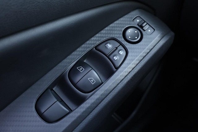 Nissan Altima Vehicle Image 18