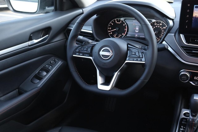 Nissan Altima Vehicle Image 23