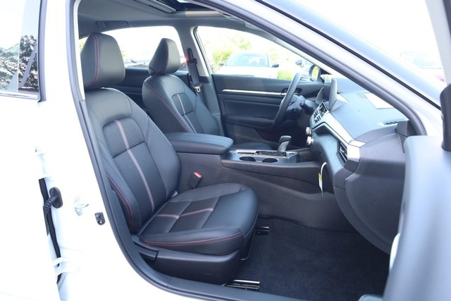 Nissan Altima Vehicle Image 24