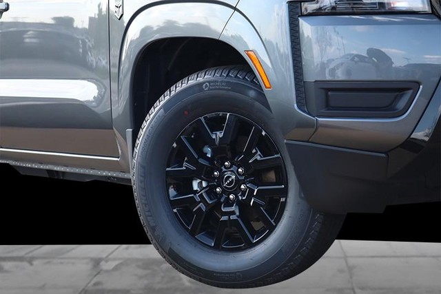 Nissan Frontier Vehicle Full-screen Gallery Image 3