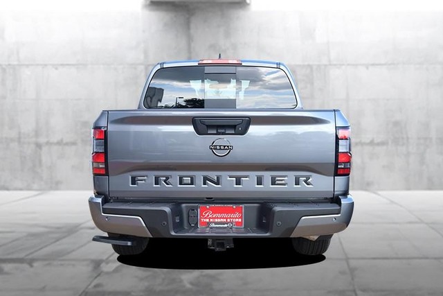 Nissan Frontier Vehicle Full-screen Gallery Image 6