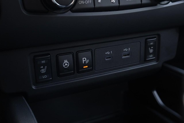 Nissan Frontier Vehicle Full-screen Gallery Image 14