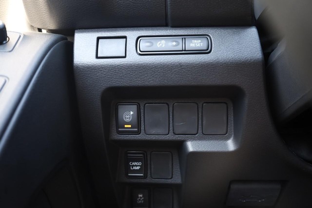 Nissan Frontier Vehicle Full-screen Gallery Image 18