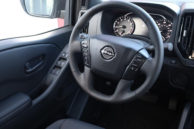 Nissan Frontier Vehicle Full-screen Gallery Image 23