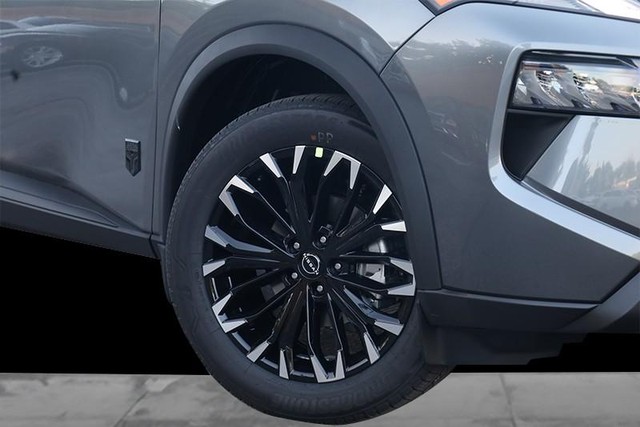 Nissan Rogue Vehicle Full-screen Gallery Image 3