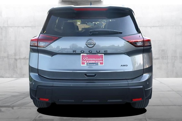 Nissan Rogue Vehicle Full-screen Gallery Image 6