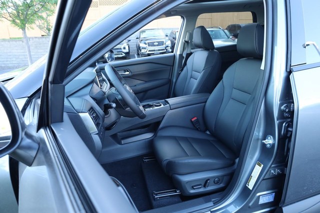 Nissan Rogue Vehicle Full-screen Gallery Image 8
