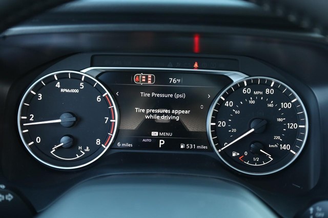 Nissan Rogue Vehicle Full-screen Gallery Image 12