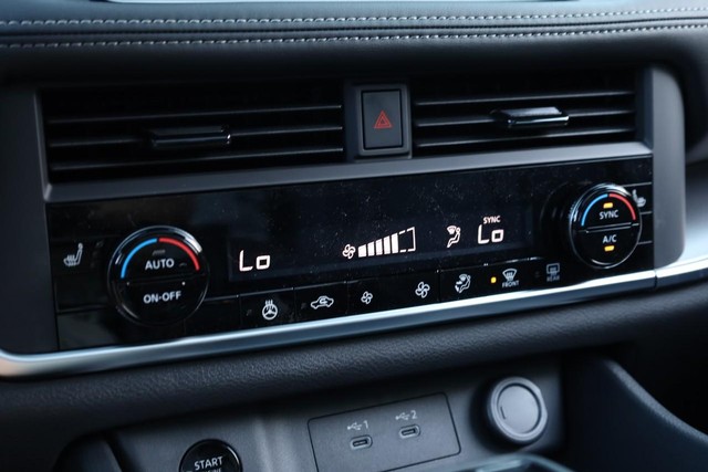 Nissan Rogue Vehicle Full-screen Gallery Image 15