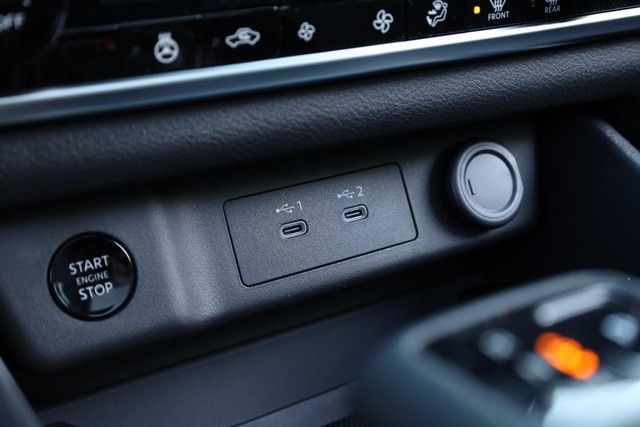 Nissan Rogue Vehicle Full-screen Gallery Image 16