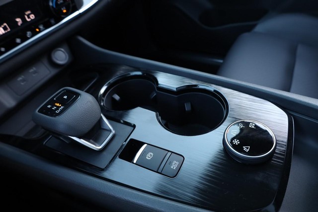 Nissan Rogue Vehicle Full-screen Gallery Image 17