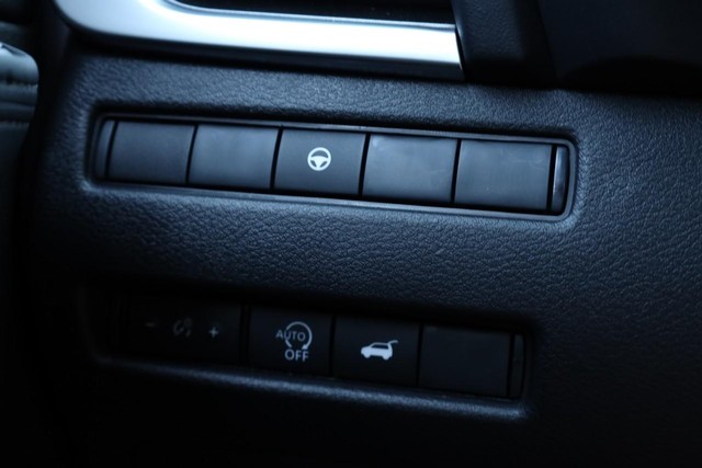 Nissan Rogue Vehicle Full-screen Gallery Image 20