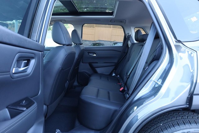 Nissan Rogue Vehicle Full-screen Gallery Image 22