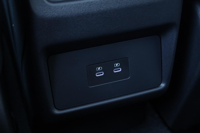 Nissan Rogue Vehicle Full-screen Gallery Image 23