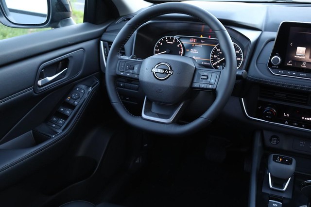 Nissan Rogue Vehicle Full-screen Gallery Image 25