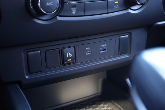 Nissan Frontier Vehicle Image 14