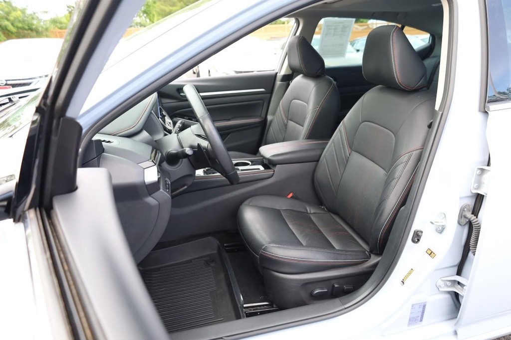 Nissan Altima Vehicle Image 08