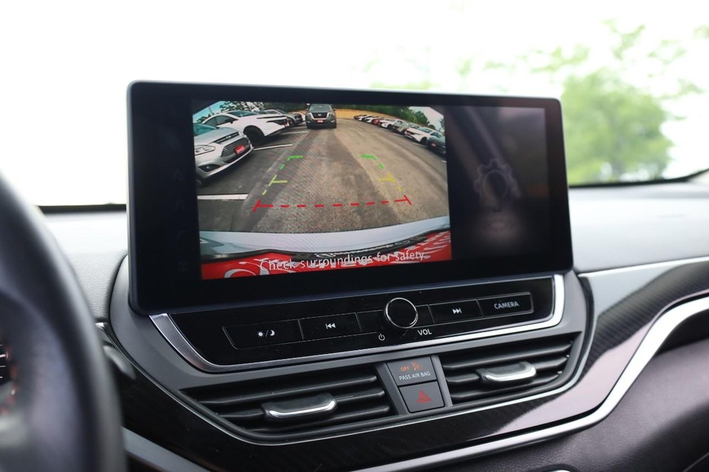 Nissan Altima Vehicle Image 13