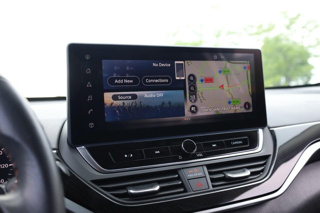 Nissan Altima Vehicle Image 14