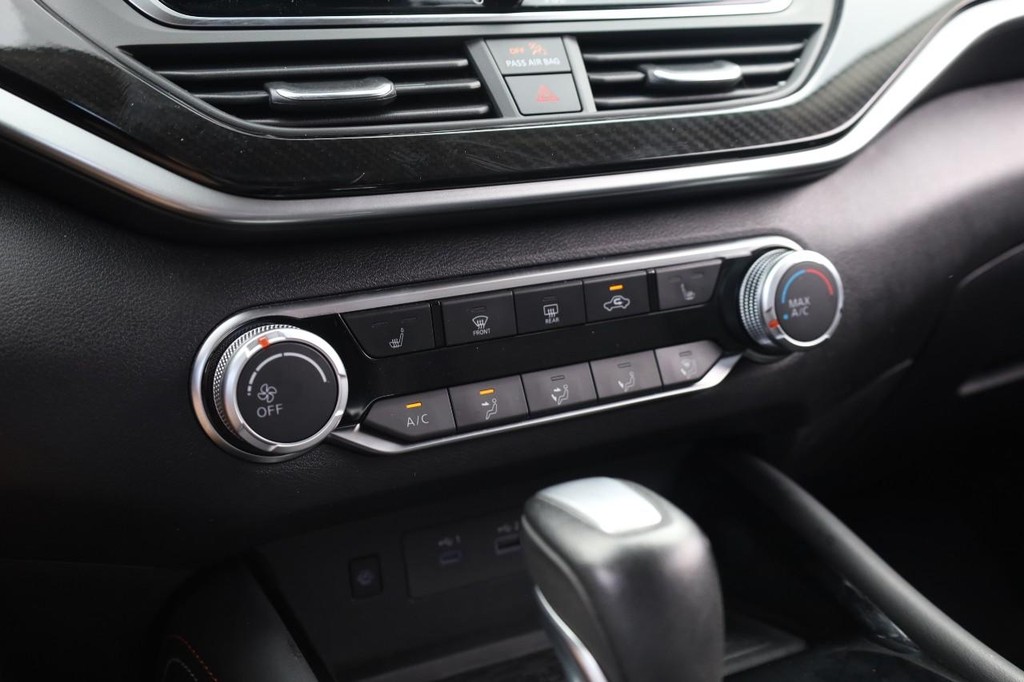 Nissan Altima Vehicle Image 15