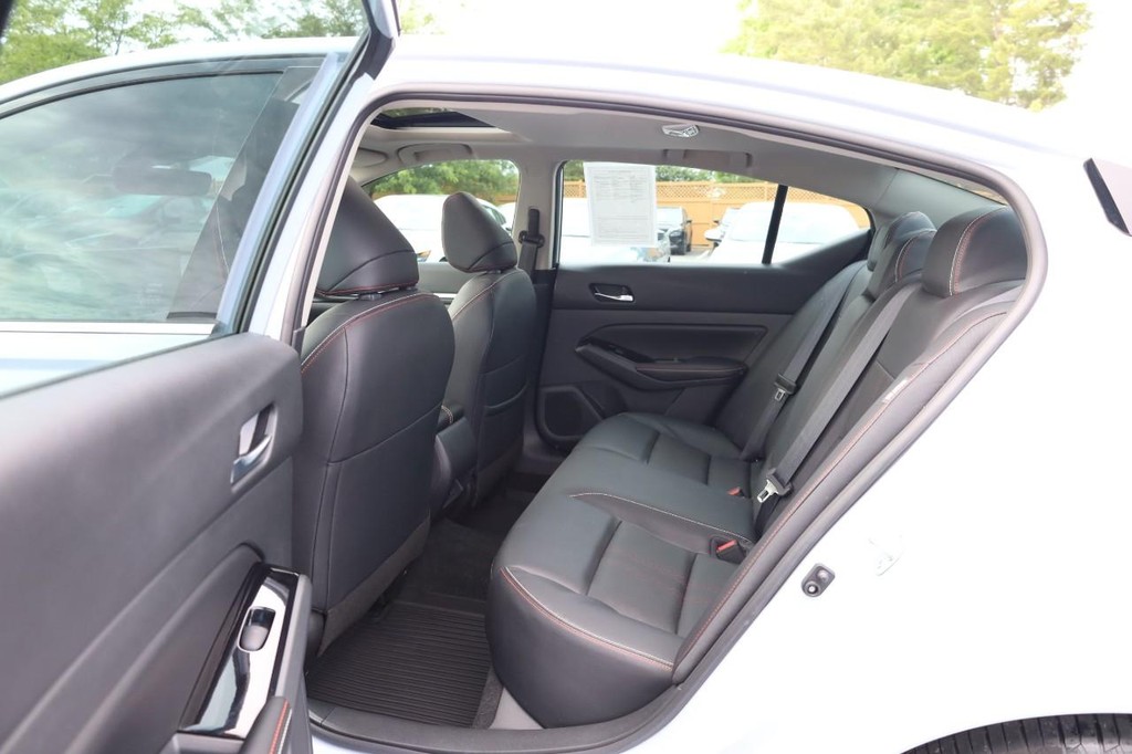 Nissan Altima Vehicle Image 21
