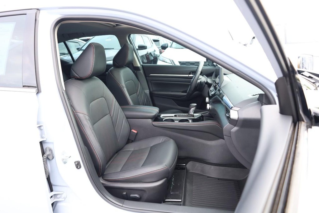 Nissan Altima Vehicle Image 25