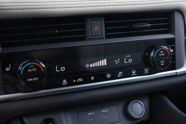 Nissan Rogue Vehicle Image 15