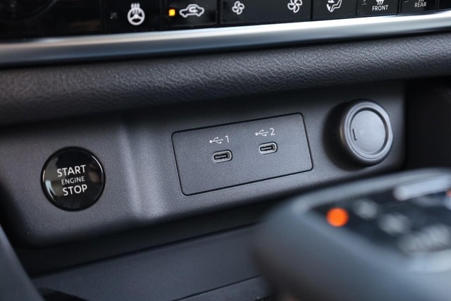 Nissan Rogue Vehicle Image 16