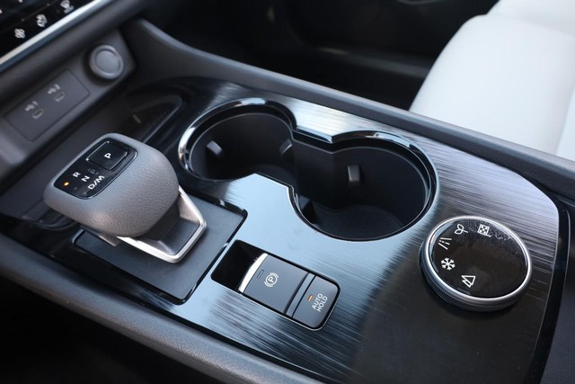 Nissan Rogue Vehicle Image 17