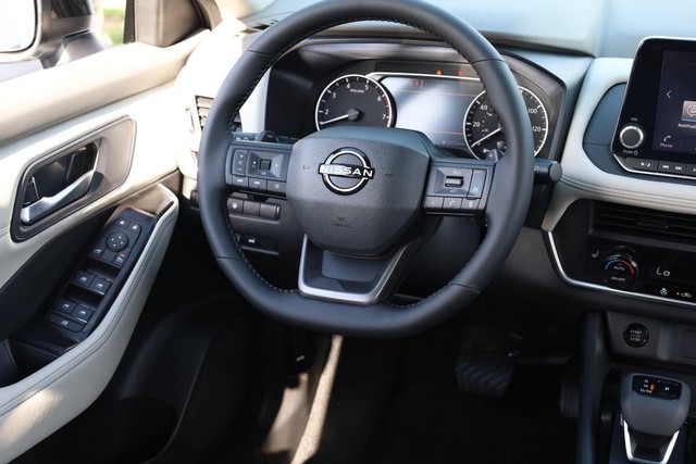 Nissan Rogue Vehicle Image 25