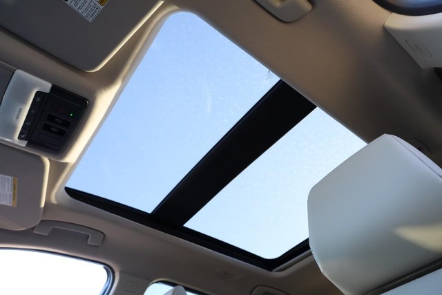 Nissan Rogue Vehicle Image 09