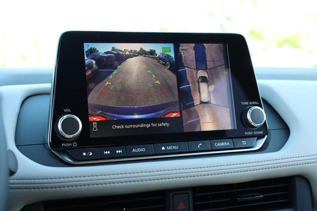 Nissan Rogue Vehicle Image 14