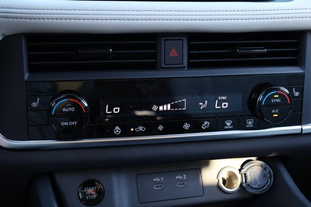 Nissan Rogue Vehicle Image 15