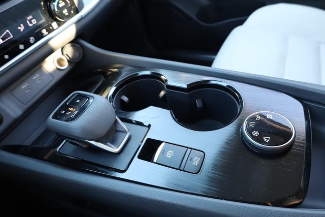 Nissan Rogue Vehicle Image 17