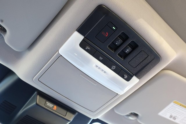 Nissan Rogue Vehicle Image 18