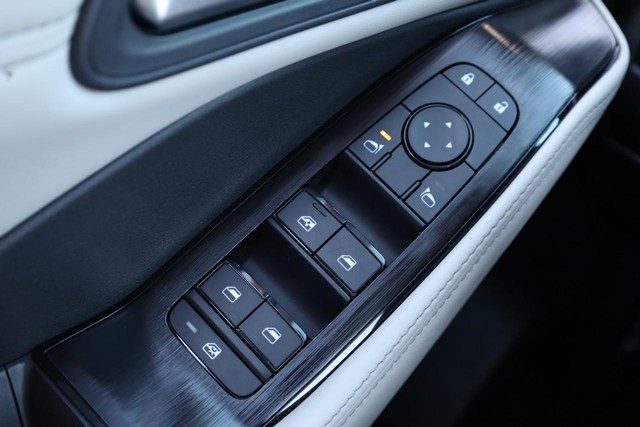 Nissan Rogue Vehicle Image 19