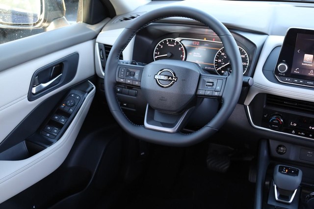 Nissan Rogue Vehicle Image 25