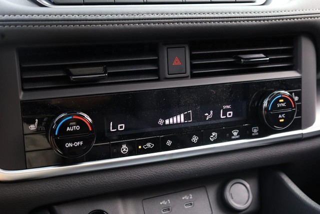 Nissan Rogue Vehicle Image 15