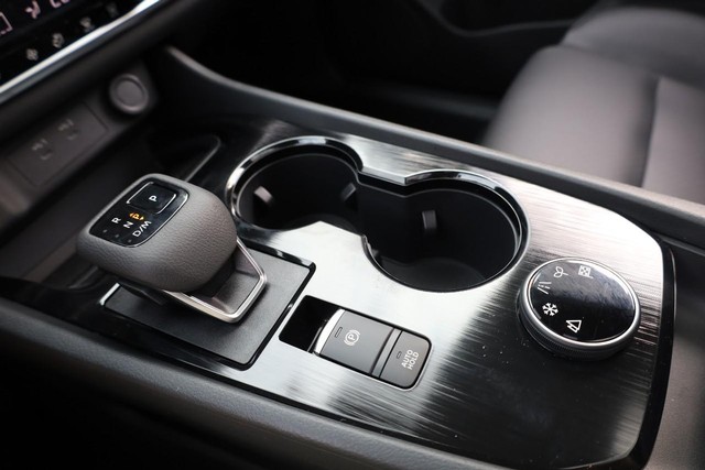 Nissan Rogue Vehicle Image 17