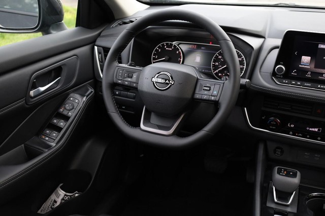 Nissan Rogue Vehicle Image 25