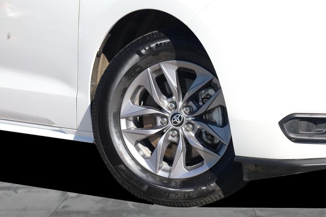 Toyota Sienna Vehicle Full-screen Gallery Image 3