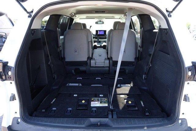 Toyota Sienna Vehicle Full-screen Gallery Image 9